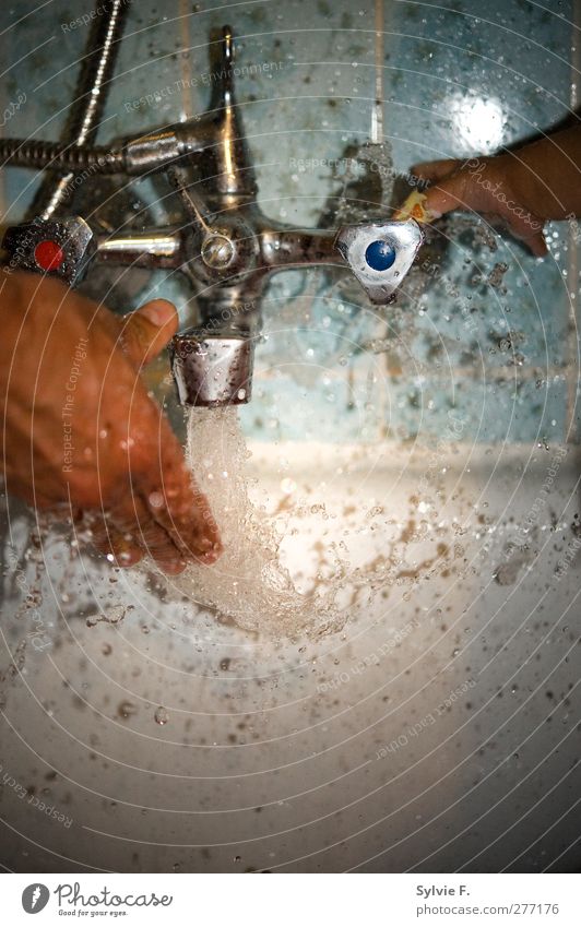 I love trick fountains 2 Mensch Kleinkind Mann Erwachsene Vater Kindheit Hand 1-3 Jahre Wasser Spielen Flüssigkeit frisch kalt wild Farbfoto mehrfarbig