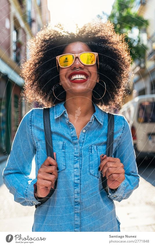 Porträt einer schönen afroamerikanischen Frau. schwarz Afrikanisch Afro-Look Mensch Großstadt Jugendliche Mädchen Amerikaner urwüchsig Behaarung Lächeln Glück