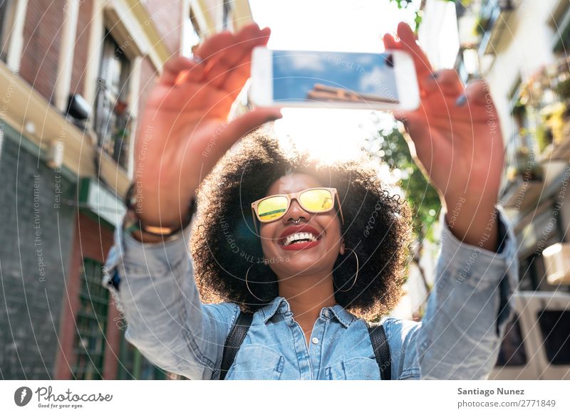 Selbstporträt einer schönen jungen afroamerikanischen Frau. schwarz Afrikanisch Afro-Look Mensch Porträt Zeichen Frieden Großstadt Jugendliche PDA Mobile