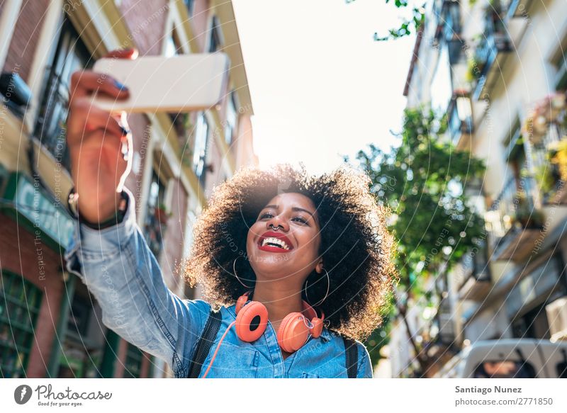 Selbstporträt einer schönen jungen afroamerikanischen Frau. schwarz Afrikanisch Afro-Look Mensch Porträt Zeichen Frieden Großstadt Jugendliche PDA Mobile