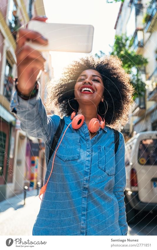 Selbstporträt einer schönen jungen afroamerikanischen Frau. schwarz Afrikanisch Afro-Look Mensch Porträt Zeichen Frieden Großstadt Jugendliche PDA Mobile