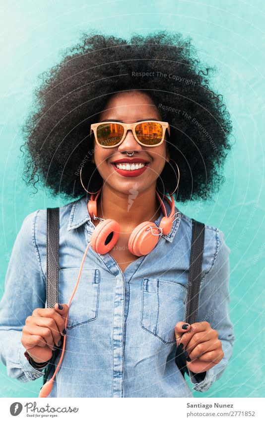 Porträt einer schönen afroamerikanischen Frau. schwarz Afrikanisch Afro-Look Mensch Großstadt Jugendliche Mädchen Amerikaner urwüchsig Behaarung Lächeln Glück