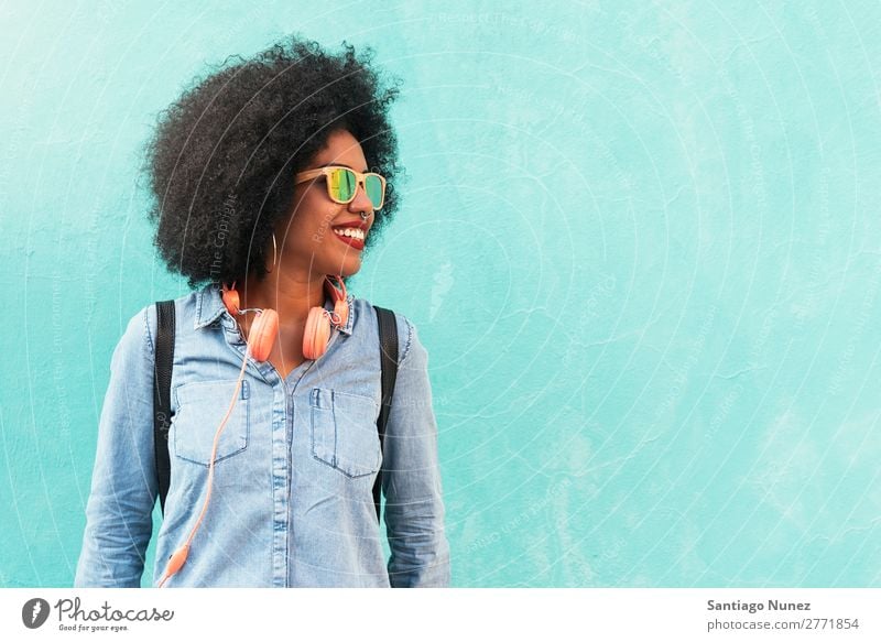 Porträt einer schönen afroamerikanischen Frau. schwarz Afrikanisch Afro-Look Mensch Großstadt Jugendliche Mädchen Amerikaner urwüchsig Behaarung Lächeln Glück