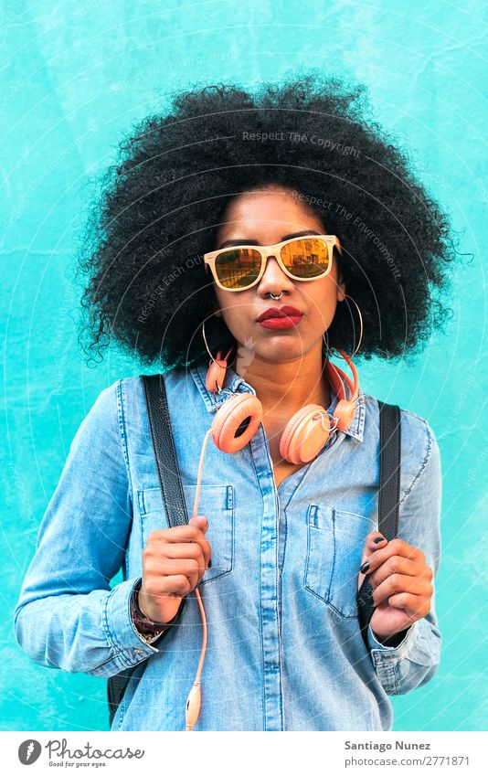 Porträt einer schönen afroamerikanischen Frau. schwarz Afrikanisch Afro-Look Mensch Großstadt Jugendliche Mädchen Amerikaner urwüchsig Behaarung ernst natürlich