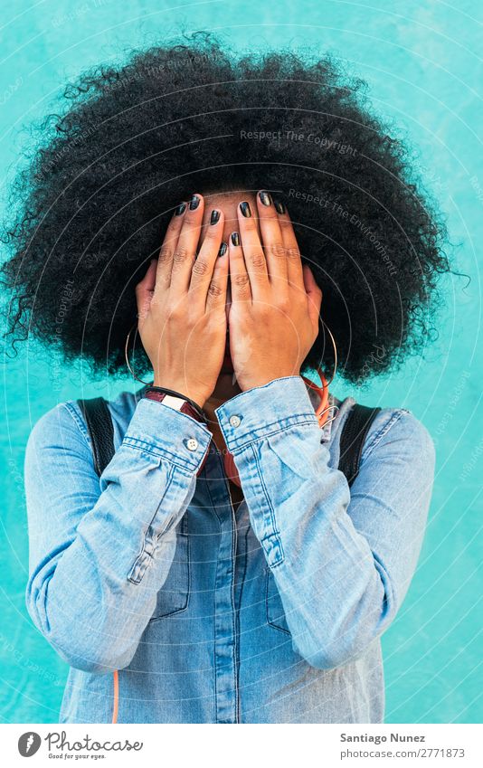 Porträt einer schönen Afrofrau, die ihr Gesicht bedeckt. Frau schwarz Afrikanisch Afro-Look deckend lockig Hand Nagellack Mensch Großstadt Jugendliche Mädchen