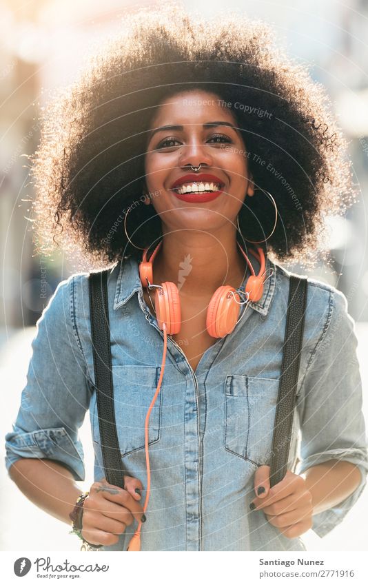 Porträt einer schönen afroamerikanischen Frau. schwarz Afrikanisch Afro-Look Mensch Großstadt Jugendliche Mädchen Amerikaner urwüchsig Behaarung Lächeln Glück