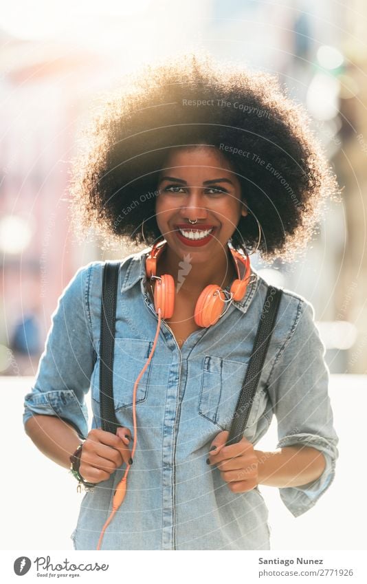 Porträt einer schönen afroamerikanischen Frau. schwarz Afrikanisch Afro-Look Mensch Großstadt Jugendliche Mädchen Amerikaner urwüchsig Behaarung Lächeln Glück