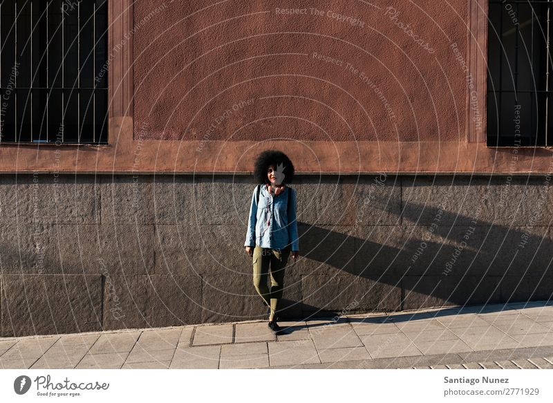 Porträt einer schönen afroamerikanischen Frau. schwarz Afrikanisch Afro-Look Mensch Großstadt Jugendliche Mädchen Amerikaner urwüchsig Behaarung Lächeln Glück