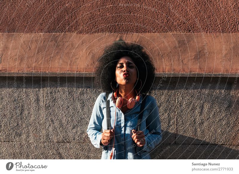 Schöne afroamerikanische Frau, die sich küsst, wirft die Kamera. schwarz Afrikanisch Afro-Look Mensch Porträt Küssen Lippen Großstadt Jugendliche Mädchen