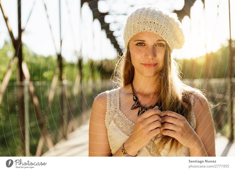 Nahaufnahme eines Mädchens. Porträt Frau Behaarung Frühling schön natürlich Winter Herbst Hintergrundbild Beautyfotografie Erwachsene hübsch Freude Lächeln