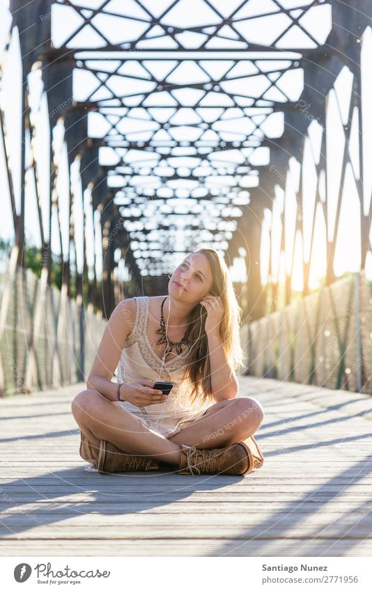 Schöne junge Frau mit Handy. Telefon Mobile PDA Jugendliche benutzend Mädchen Glück schön Benutzer Solarzelle Texten Mensch Außenaufnahme Herbst Behaarung