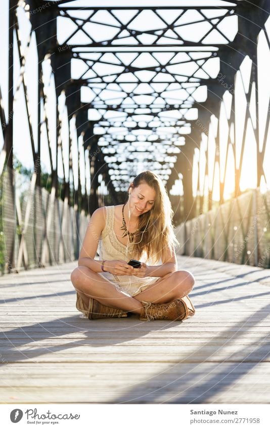 Schöne junge Frau mit Handy. Telefon Mobile PDA Jugendliche benutzend Mädchen Glück schön Benutzer Solarzelle Texten Mensch Außenaufnahme Herbst Behaarung