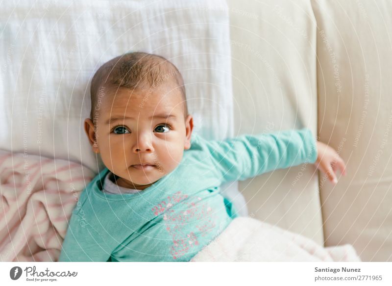 Süßes Babymädchen liegt in der Krippe. Junge Kind Kinderbett Mädchen lügen neugeboren Babybett schön Porträt Mensch Kaukasier niedlich Gesicht Auge heimwärts