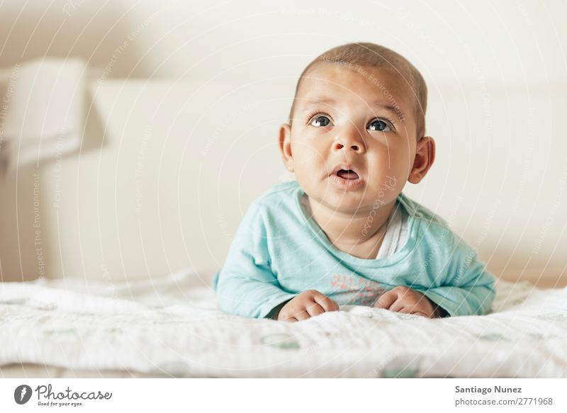 Süßes Babymädchen liegt in der Krippe. Junge Kind Kinderbett Mädchen lügen neugeboren Babybett schön Porträt Mensch Kaukasier niedlich Gesicht Auge heimwärts