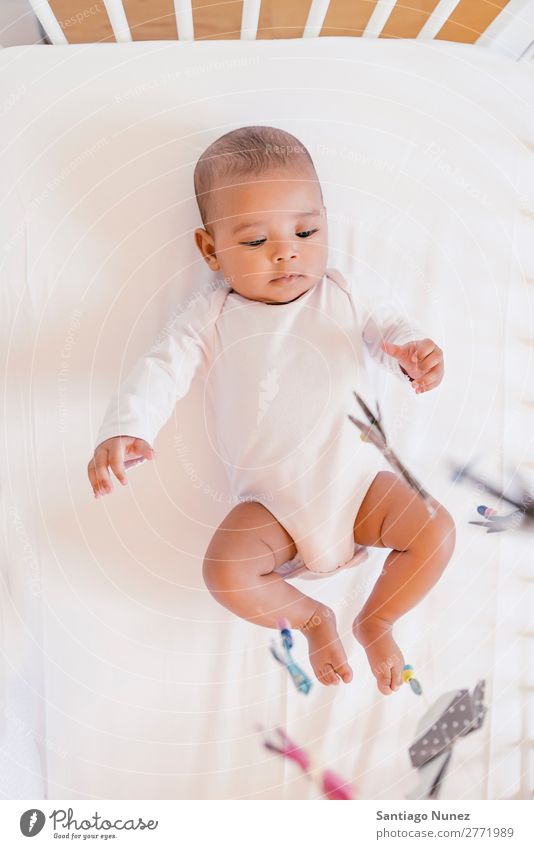 Süßes Babymädchen, das in der Krippe liegt. Junge Kind Kinderbett Mädchen lügen neugeboren Babybett schön Porträt Mensch Kaukasier niedlich Gesicht Auge