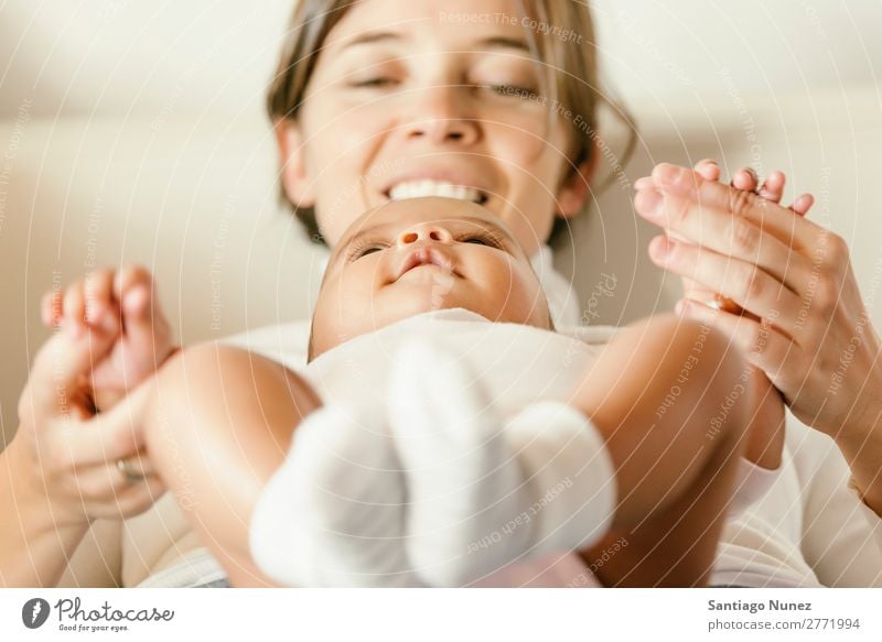 Porträt einer Mutter mit ihrem Baby zu Hause. Liebe Familie & Verwandtschaft Jugendliche schön Mutterschaft Kind Fürsorge Mensch Kaukasier weiß Gesundheit Bett