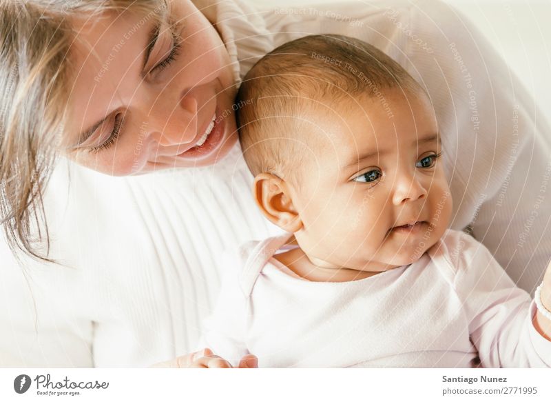 Porträt einer Mutter mit ihrem Baby zu Hause. Liebe Familie & Verwandtschaft Jugendliche schön Mutterschaft Kind Fürsorge Mensch Kaukasier weiß Gesundheit Bett