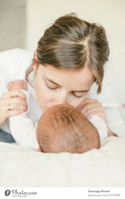 Porträt einer Mutter mit ihrem Baby zu Hause. Liebe Familie & Verwandtschaft Jugendliche schön Mutterschaft Kind Fürsorge Mensch Kaukasier weiß Gesundheit Bett