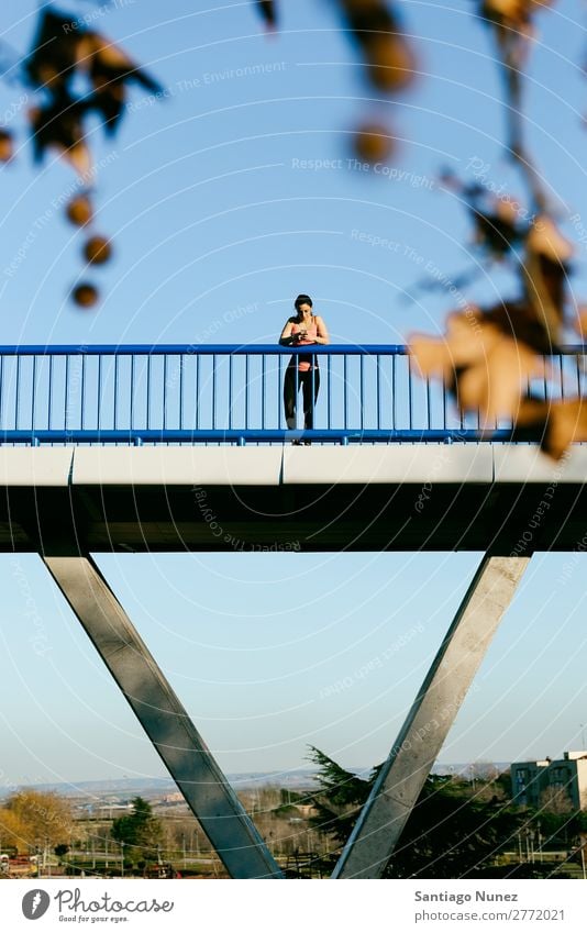 Junge Läuferin, die während des Laufs Musik hört. rennen Aktion Athlet sportlich Eisenbahn Fitness Frau Training üben Sport Mobile PDA Telefon modern hören