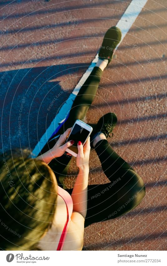 Training für junge Frauen in einer urbanen Landschaft. rennen Läufer Aktion Athlet sportlich Eisenbahn Fitness üben Sport Handy Technik & Technologie App modern