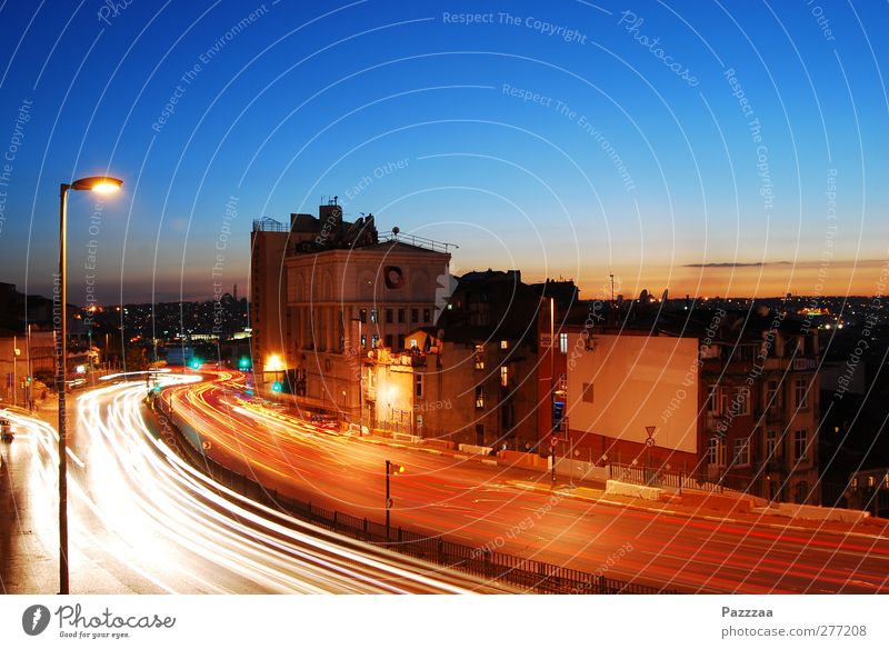 Feierabendverkehr Städtereise Lampe Technik & Technologie Energiewirtschaft Lichtspiel Rücklicht Himmel Sonnenaufgang Sonnenuntergang Stadt Stadtzentrum Skyline