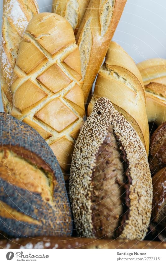 Viele gemischte Brote und Brötchen. frisch Lebensmittel weiß Bäckerei Hintergrundbild Frühstück Mahlzeit Getreide Mehl Brotlaib Samen ganz Weizen backen