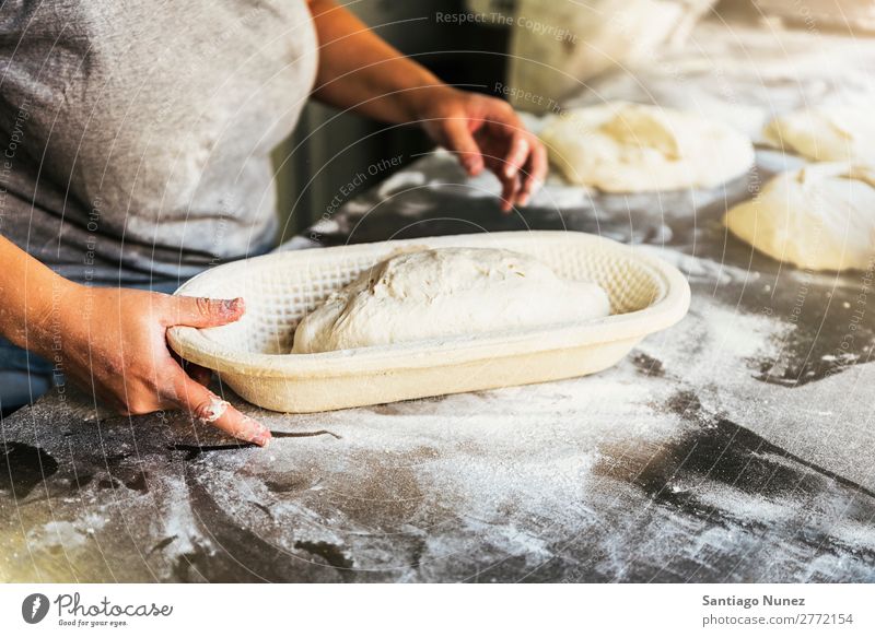 Bäcker bereitet Brot zu. Nahaufnahme der Hände, die den Teig kneten. Bäckerei Teigwaren Mehl Lebensmittel kochen & garen machen Hand Kneten Aufstrich Tisch