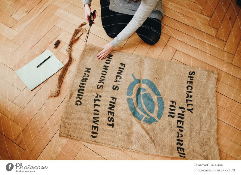 Upcycling - woman making garments from coffee sack Lifestyle feminin Frau Erwachsene 1 Mensch 18-30 Jahre Jugendliche 30-45 Jahre nachhaltig Recycling schneiden