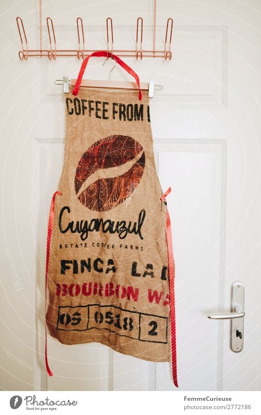 Upcycling - apron made from coffee sack Lifestyle nachhaltig Recycling Schürze Nähen Kleiderhaken Haken Tür Kleiderbügel Kaffee Kaffeesack Farbfoto