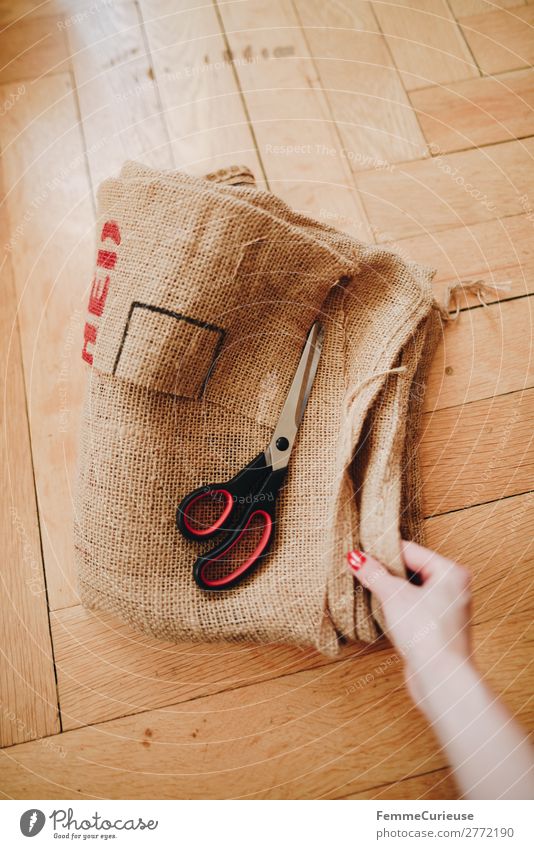 Upcycling - making garments from coffee sack Lifestyle feminin Frau Erwachsene 1 Mensch 18-30 Jahre Jugendliche 30-45 Jahre nachhaltig Recycling Kaffeesack