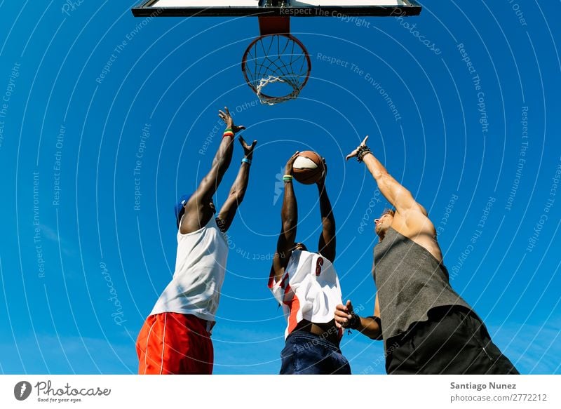 Freunde, die Basketball auf dem Platz spielen. Spielen Freundschaft Jugendliche Gerichtsgebäude Menschengruppe Ball Mann Team Sport Korb Außenaufnahme 3