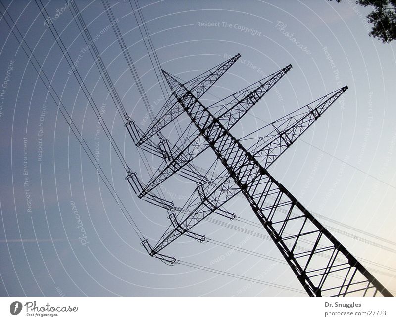 Um die Ecke geleitet Strommast elektrisch Elektrizität Hochspannungsleitung Wörth am Rhein Industrie Leitung führen Energiewirtschaft Himmel Maximiliansau