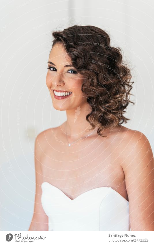 Die Braut probiert das Hochzeitskleid an. Kleid schön weiß Porträt Hochzeitstag (Jahrestag) Jungvermählter Reichtum Beautyfotografie hochzeitlich Frau Mädchen