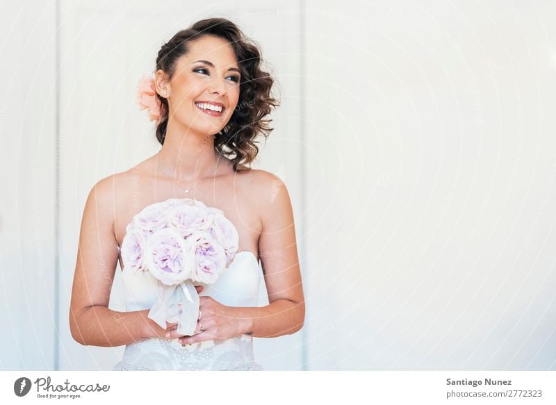 Die Braut probiert das Hochzeitskleid an. Kleid schön weiß Porträt Hochzeitstag (Jahrestag) Jungvermählter Reichtum Beautyfotografie hochzeitlich Frau Mädchen