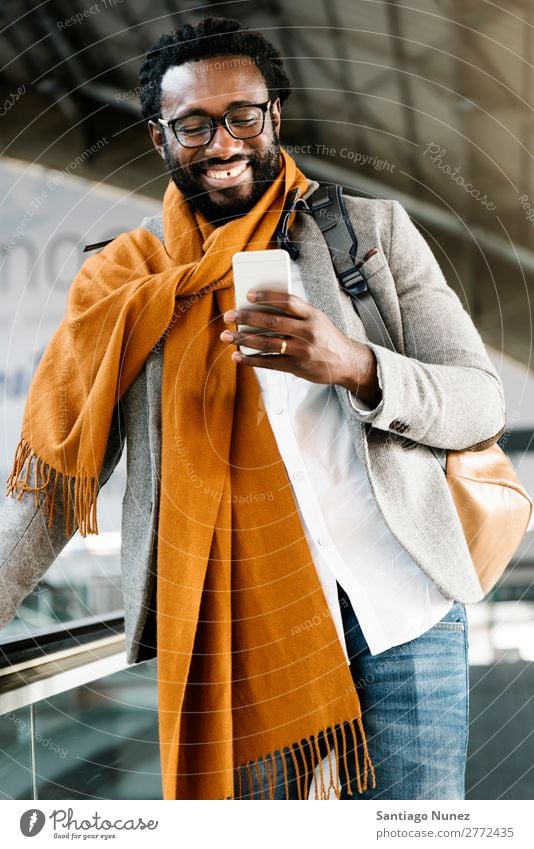 Geschäftsmann im Bahnhof. Mann schwarz Afrikanisch Amerikaner Business Handy Jugendliche Telefon Glück Mobile Innenaufnahme Straße PDA Büro Mensch