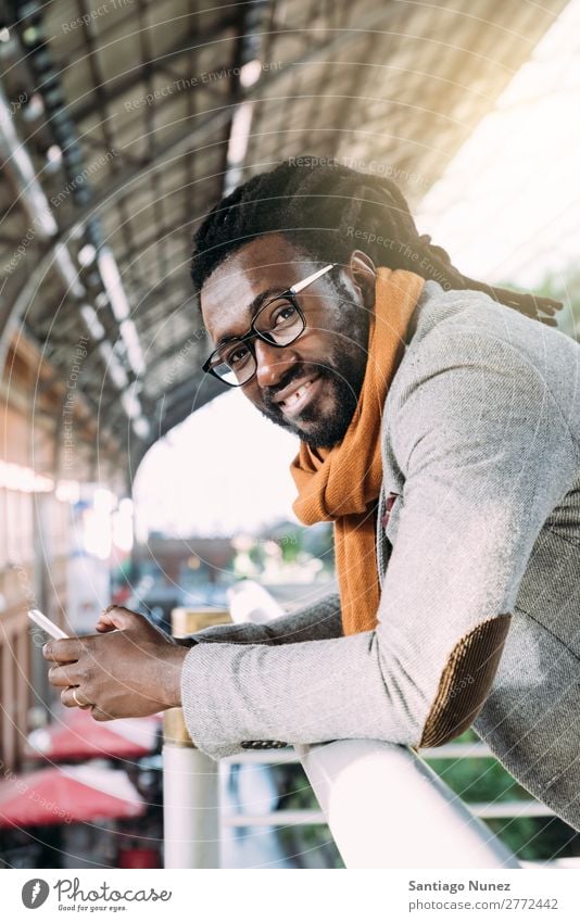 Geschäftsmann im Bahnhof. Mann schwarz Afrikanisch Amerikaner Business Handy Jugendliche Telefon Glück Mobile Innenaufnahme Straße PDA Büro Mensch