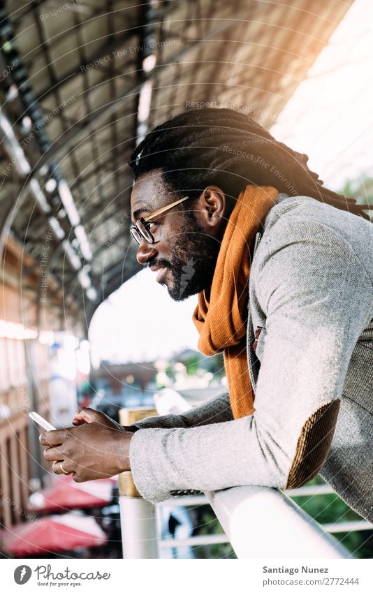 Geschäftsmann im Bahnhof. Mann schwarz Afrikanisch Amerikaner Business Handy Jugendliche Telefon Glück Mobile Innenaufnahme Straße PDA Büro Mensch