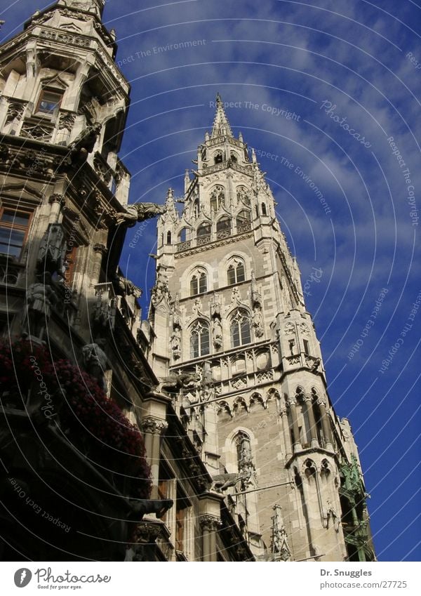 Blau-Weißes Rathaus München Bayern Gebäude Kunst blau-weiß Architektur Marienplatz Blauer Himmel Sehenswürdigkeit Turm