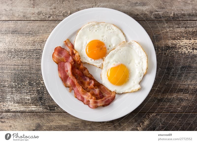 Spiegeleier und Speck zum Frühstück auf Holz Ei braten Teller Lebensmittel Gesunde Ernährung Foodfotografie vereinzelt Englisch Briten Amerikaner Mahlzeit