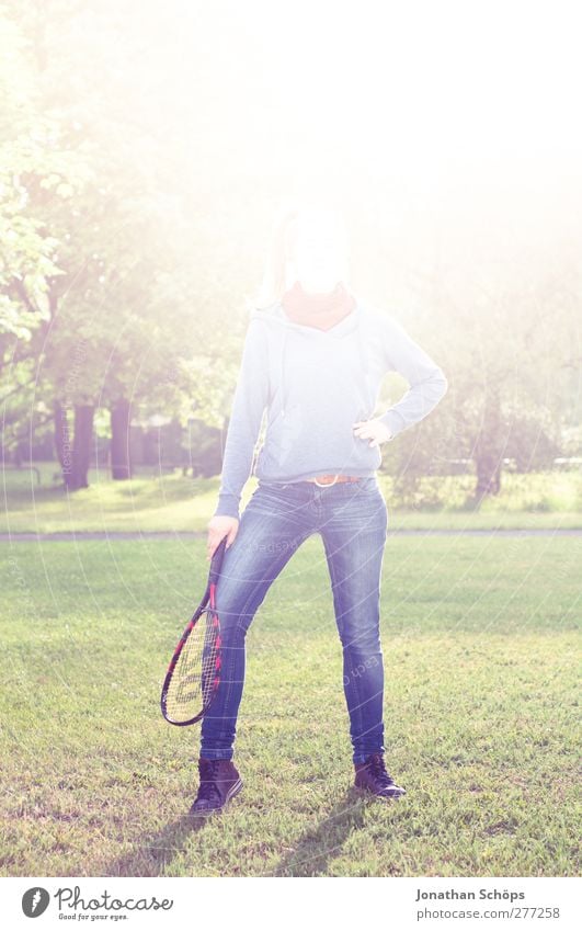 Parkerleuchtung I Mensch feminin Junge Frau Jugendliche Leben Beine 1 Freizeit & Hobby Gegenlicht Erkenntnis Blendenfleck hell Badminton Körperhaltung grün blau