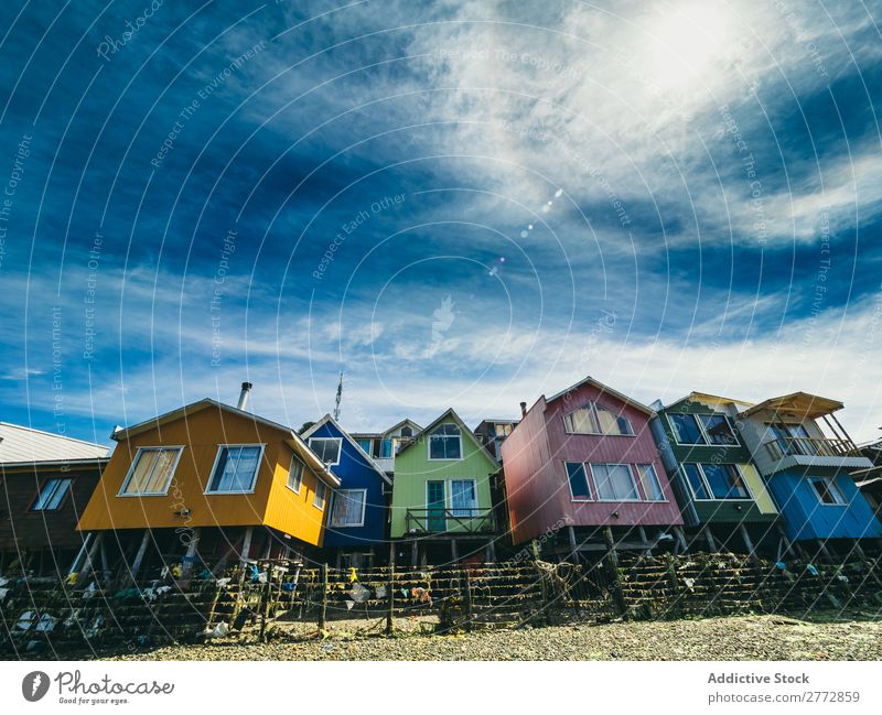 Bunte Häuser auf Pfählen Haus Anhäufung Küste Landschaft Strand Architektur ländlich Tourismus hell Fassade Natur Tradition Ferien & Urlaub & Reisen exotisch