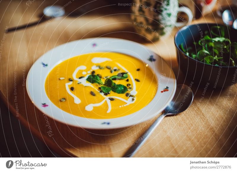 Kürbissuppe auf dem Teller Lebensmittel Salat Salatbeilage Suppe Eintopf Ernährung Essen Mittagessen Vegetarische Ernährung Gesundheit Gesunde Ernährung