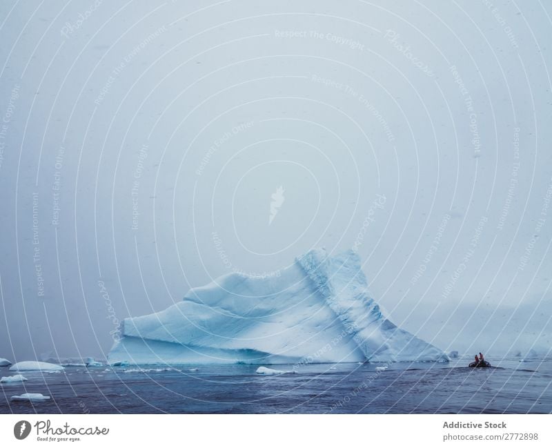 Menschen, die auf dem Eissee segeln. Segeln Schneefall See glazial Touristen Dunst Tourismus Wasserfahrzeug Frost durchsichtig Landschaft Norden Wetter extrem