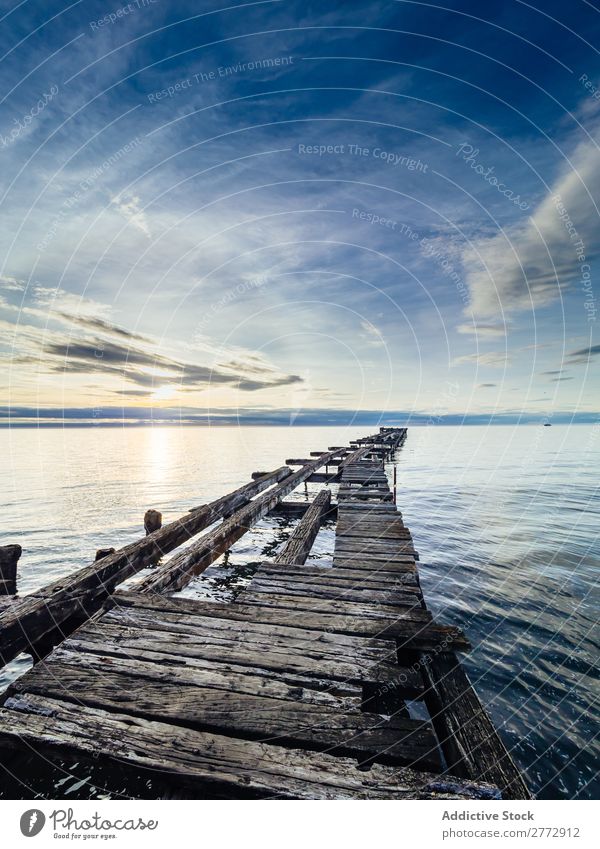 Zerstörter Holzpfeiler im Meer Landschaft Anlegestelle Zerstörung Wasser Küste ruiniert Tourismus Panorama (Bildformat) Meereslandschaft Horizont zerstört