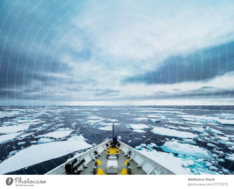 Schnabel eines Schiffes, das im Eis segelt. Meer Wasserfahrzeug Abenteuer Expedition Schnee Wildnis Gefäße Landschaft Natur frisch Ferien & Urlaub & Reisen