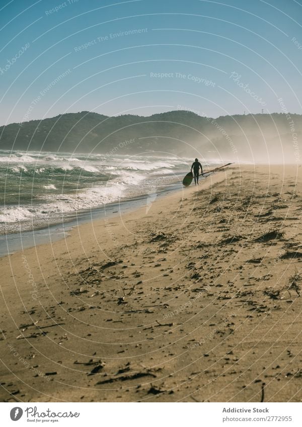 Surfer beim Spaziergang am Strand Mensch Surfen Gezeiten laufen Landschaft Freiheit Wassersport Natur Surfboarding Urwald natürlich tropisch Inspiration Küste