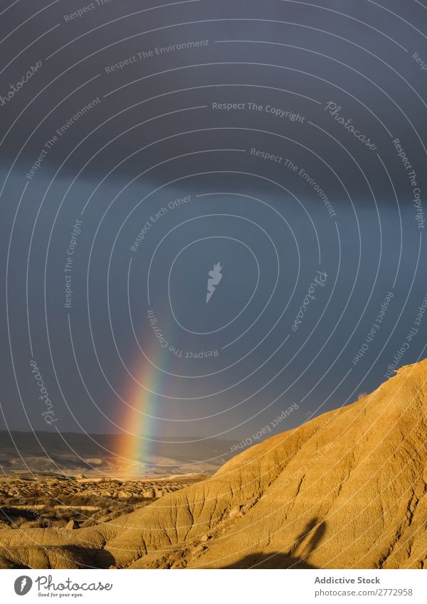 Geformtes Gestein in bedecktem Zustand Landschaft Felsen Wolkendecke Regenbogen Berge u. Gebirge Menschenleer Wetter Dunkelheit Strukturen & Formen Umwelt