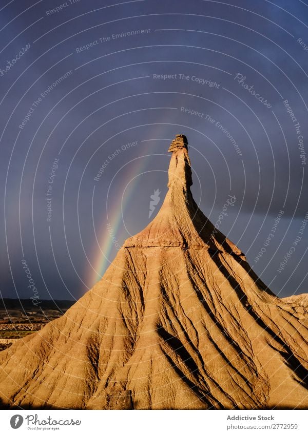 Geformtes Gestein in bedecktem Zustand Landschaft Felsen Wolkendecke Regenbogen Berge u. Gebirge Menschenleer Wetter Dunkelheit Strukturen & Formen Umwelt