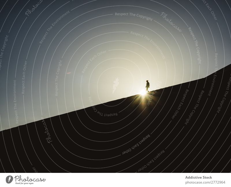 Anonyme Person, die in der Wüste spazieren geht. Mensch abgelegen Reisender Sand Tourismus Mond laufen Abenteuer Silhouette Tourist Landschaft Natur