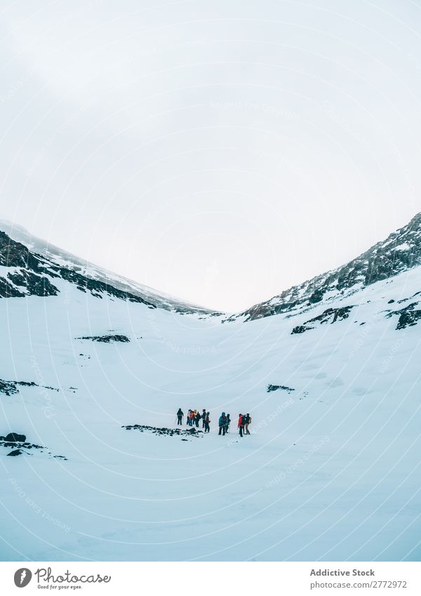 Menschen, die auf schneebedeckten Bergen wandern. Berge u. Gebirge Schnee Expedition Trekking Entdecker extrem Ebene Rucksacktourismus Wetter Altimeter